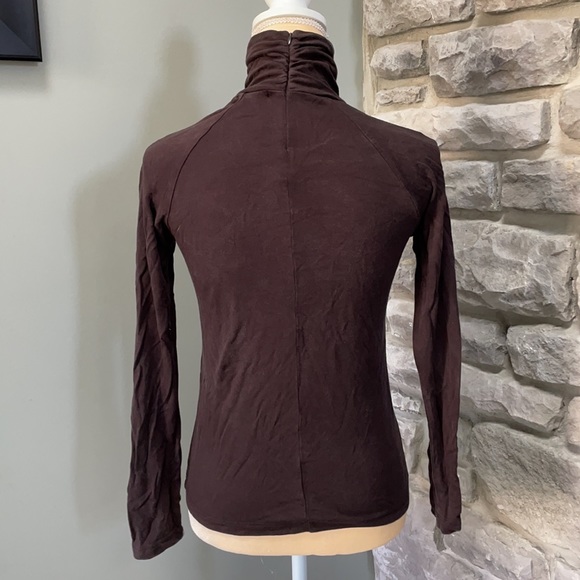 Chelsea & Theodore turtleneck front circle open - Picture 3 of 4